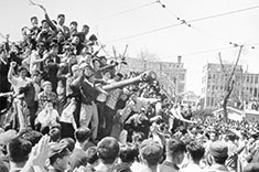 1960년 탱크 위에 올라선 시민들